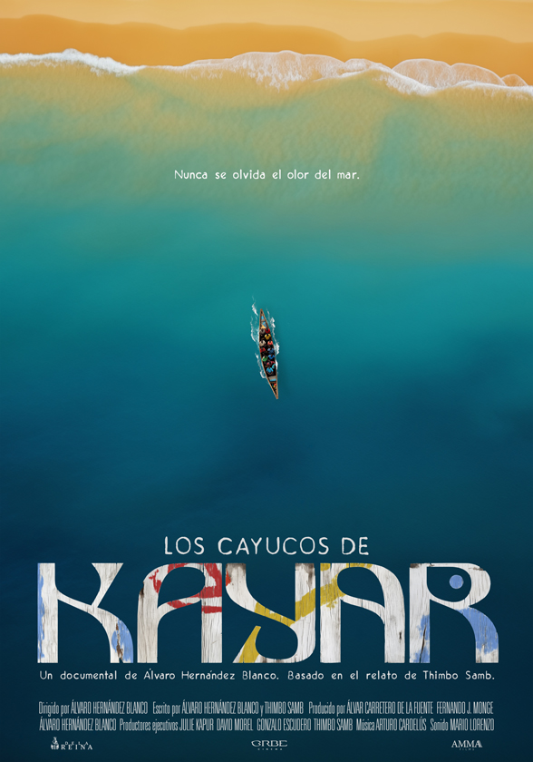 Pòster del documental 'Los cayucos de Kayar'. Es veu una imatge aèria del mar, amb una barca amb persones a la part central. La platja, de sorra groga, es troba a la part superior de la imatge i el mar és d'un color blau intens. El títol 'Kayar' està escrit amb lletres grans a la part inferior de la imatge, i el títol 'Los cayucos de' està escrit a sobre. Els crèdits es troben a la part inferior de la imatge.